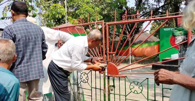 শহীদ মিনারের গেটে তালা, ভেঙে শ্রদ্ধা জানালেন বীর মুক্তিযোদ্ধারা